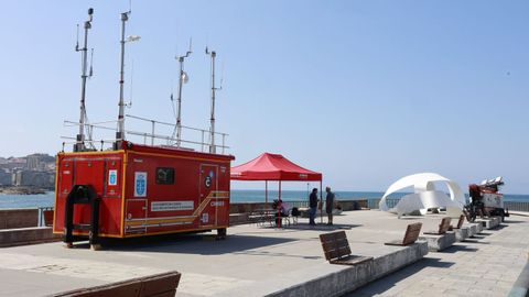 Ambiente previo al eclipse en el paseo mar�timo de A Coru�a
