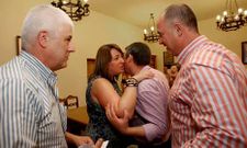 La nueva regidora recibe las felicitaciones ante la presencia de su antecesor tras tomar posesi�n.