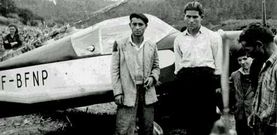 Los vecinos de Agui�ns se fotografiaron con el piloto franc�s y su avioneta.