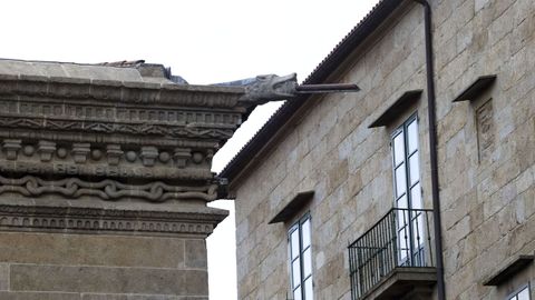 Detalle de una g&aacute;rgola en la esquina del Hostal dos Reis Cat&oacute;licos, frente al palacio Arzobispal. 