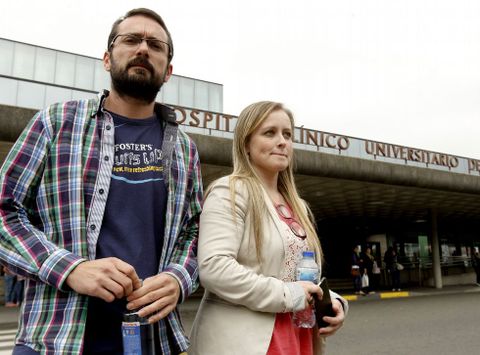 Los padres de Andrea, hace unos d�as frente al hospital compostelano. 