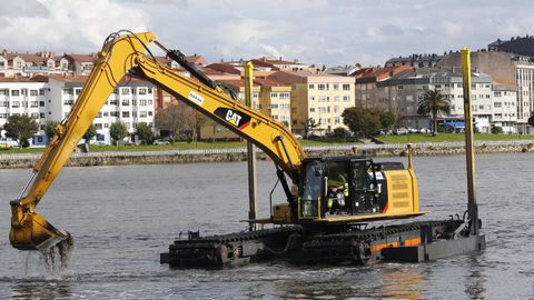 As� trabaja la excavadora anfibia en el dragado de la r�a de O Burgo
