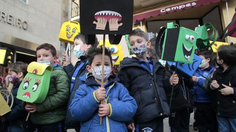 Estudiantes del Colexio Ferroviario, en la quema de comadres de Monforte