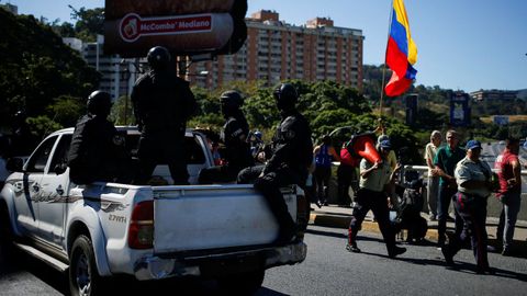 Patrullas de seguridad del Gobierno venezolano cerca de un grupo de partidarios de la oposicin 