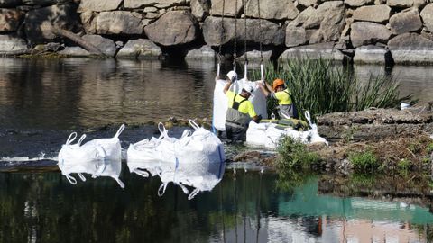 Colocan grandes sacos en el ro Mio en Lugo para reconstruir el caneiro de Acea de Olga