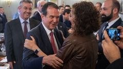 Caballero, presidente de la FEMP, saluda a Montero, ministra de Hacienda