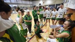 Marita Janeiro dando indicaciones a sus jugadoras en un tiempo muerto