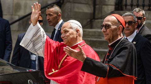 El papa, junto al arzobispo de Barcelona, Juan Jos� Omella, a su llegaba a la catedral de Barcelona