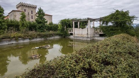 El estanque del jard�n, con el hotel a la izquierda