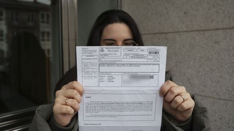 Macarena sujeta la multa que le han puesto por error y que no consigue que le anulen