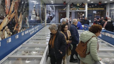 Expectación en la reapertura de Hiperxel, en el barrio de O Couto (Ourense)