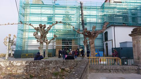 Llegada de fieles a la iglesia de A R�goa antes de la misa