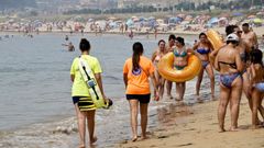 Una trabajadora durante una jornada de control y prevenci�n en el litoral de la comarca en una imagen de archivo