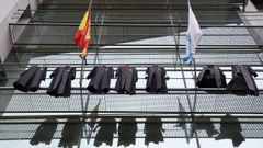 Los huelguistas colgaron togas de la fachada del juzgado a modo de protesta.