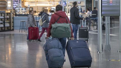 El aeropuerto de Santiago es el ms prximo a Barbanza y tradicionalmente el ms utilizado por sus vecinos, aunque Oporto le est comiendo terreno.