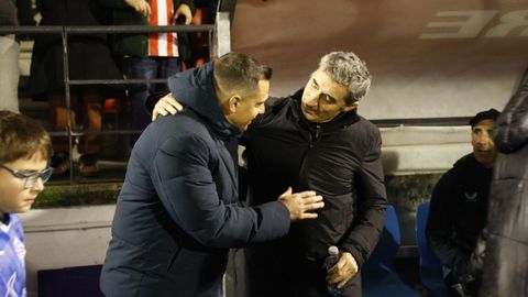 Dani Ll�cer y Ernesto Valverde salud�ndose antes del inicio del partido de Copa del Rey