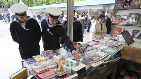 Visitantes na Feira do Libro de Ferrol.