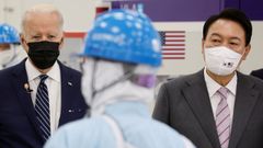 Joe Biden, con su homlogo surcoreano, Yoon Suk-yeol, durante la visita a una planta de Samsung en Pyeongtaek (Corea del Sur)