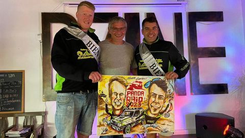 Fiesta sorpresa a los campeones del Panda Raid en San Sadurniño: David Rodríguez y Adrián Gil, acompañados del alcalde Secundino García Casal