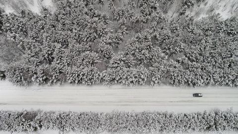 Un vehiculo discurre por una senda nevada en la regi�n rusa de Krasnoyark