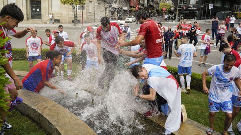 �Celebraste el ascenso de la UD Ourense?.La fiesta comenz� en Meis y se traslad� a la fuente de Concepci�n Arenal