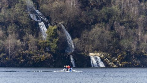 Lago de As Encrobas. Abierto al pblico en mayo del 2021 con una playa fluvial y un paseo perimetral de 6,5 kilmetros, el Concello de Cerceda busca su aprovechamiento ldico y deportivo. En la imagen, un curso de patrn que se llev a cabo en el propio lago