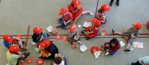 Medio centenar de ni�os participaron en �Ponlle as pilas ao teu bocata� en el pabell�n de Touro.