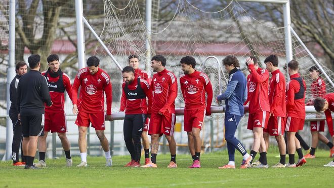 Los jugadores ayud&aacute;ndose para mover la porter&iacute;a en A G&aacute;ndara. 