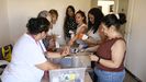 Voluntarias de la Asociaci�n de Venezolanos del Deza preparando medicamentos. 