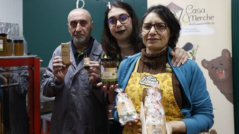 Los fundadores de la Miel Casa Merche: Ricardo P�rez Marra, Mercedes Alonso Dasilva, y su hija, Luc�a P�rez Alonso.