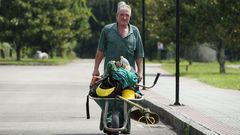 Un hombre regresa exahusto tras realizar tareas de desbroce en Leiro, Ourense