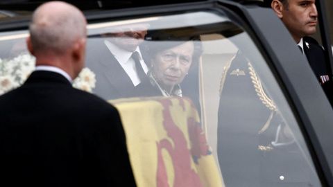 La princesa Ana observa el fretro con los restos de su madre, Isabel II