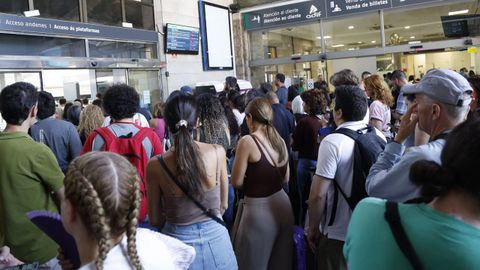 Decenas de pasajeros se agolpan en la estaci�n de Ourense y observan las pantallas.