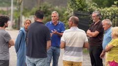Los concejales del PP de Pontevedra Rafa Dom�nguez y Mart�n Mart�nez, con vecinos de la calle Meixueiro, en Mourente