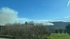Humo a causa de un incendio forestal en Alfoz