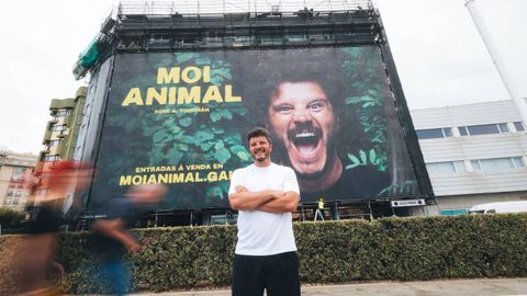 Xos� Antonio Touri��n, ante un cartaz no que anuncia o seu novo espect�culo