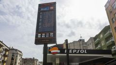Una gasolinera de Carballo, ayer.
