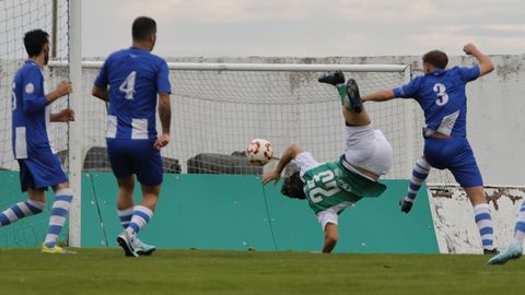 Yago Ramos prueba fortuna con un remate acrobtico durante el partido contra el Puebla.