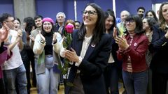Rosa Crujeiras, acompa�ada de su equipo, durante la celebraci�n de su victoria en la segunda vuelta, en la que se impuso con el 61 % de los votos a Maite Flores y la convirti� en la rectora de la USC. 