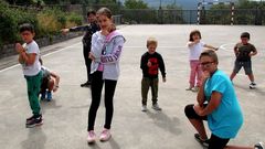 Alg�ns dos nenos que participaron na rodaxe do documental, nun momento da filmaci�n