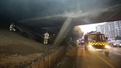 Incendio bajo uno de los puentes de Alfonso Molina 