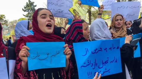 Protesta ante la entrada del Ministerio de Educacin en Kabul 