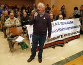 Pese al acuerdo, el colectivo abandon� el pleno indignado. 