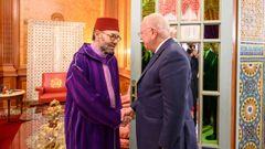 El rey de Marruecos, Mohamed VI (izquierda), durante una audiencia concedida este a�o en el palacio real de Casablanca.