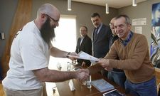 El alcalde de Corcubi�n, Manuel Insua, entrega su diploma a un alumno en el acto de ayer. 