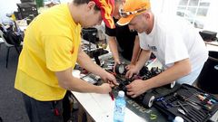 Los pilotos preparan sus veh�culos en otra prueba en R�o do Pozo