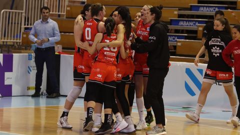 Las jugadoras del Ensino, con Carlos Cantero de fondo, celebran la victoria ante el Araski