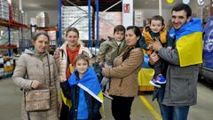 De derecha a izquierda: Vitalii con su hijo Ruslan; su mujer Nadzhiie; su hijo Alan; su hijo Artem; su hermana Alina y su madre Katerina a su llegada a A Coru�a
