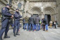 <span lang= es-es >Exigencias a�adidas por la alerta terrorista</span>. La posibilidad de un atentado yihadista hace que la unidad de intervenci�n, que tiene su cuartel en A Coru�a, acuda a diario al casco hist�rico en donde presta atenci�n especial al entorno de la Catedral de Santiago desde hace meses. 
