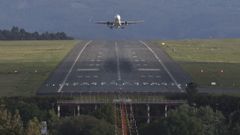 Un avin despegando en el aeropuerto de Santiago-Rosala de Castro 